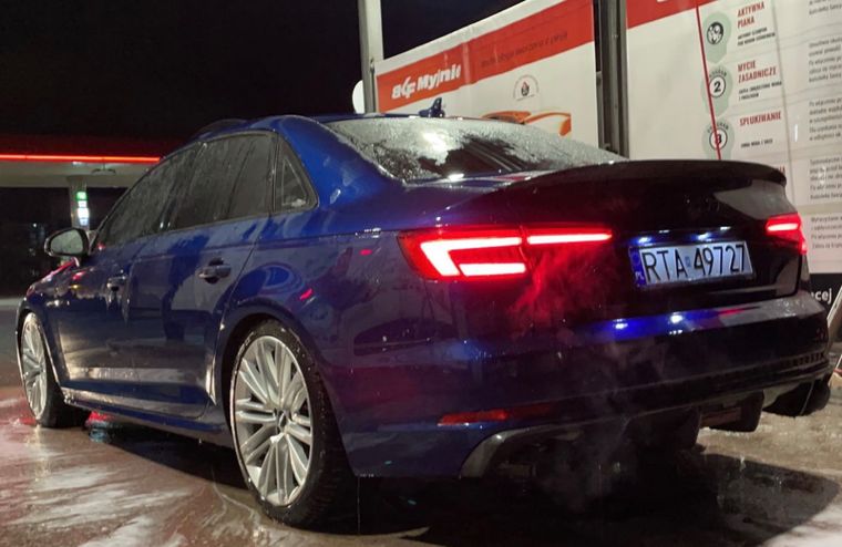 AUDI A4 B 9