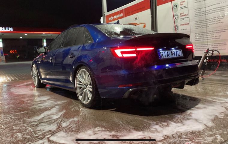 AUDI A4 B 9
